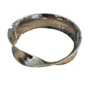 M/L Silver-toned Bracelet with Twist Design and Hinged Clasp Shiny Jewelry State